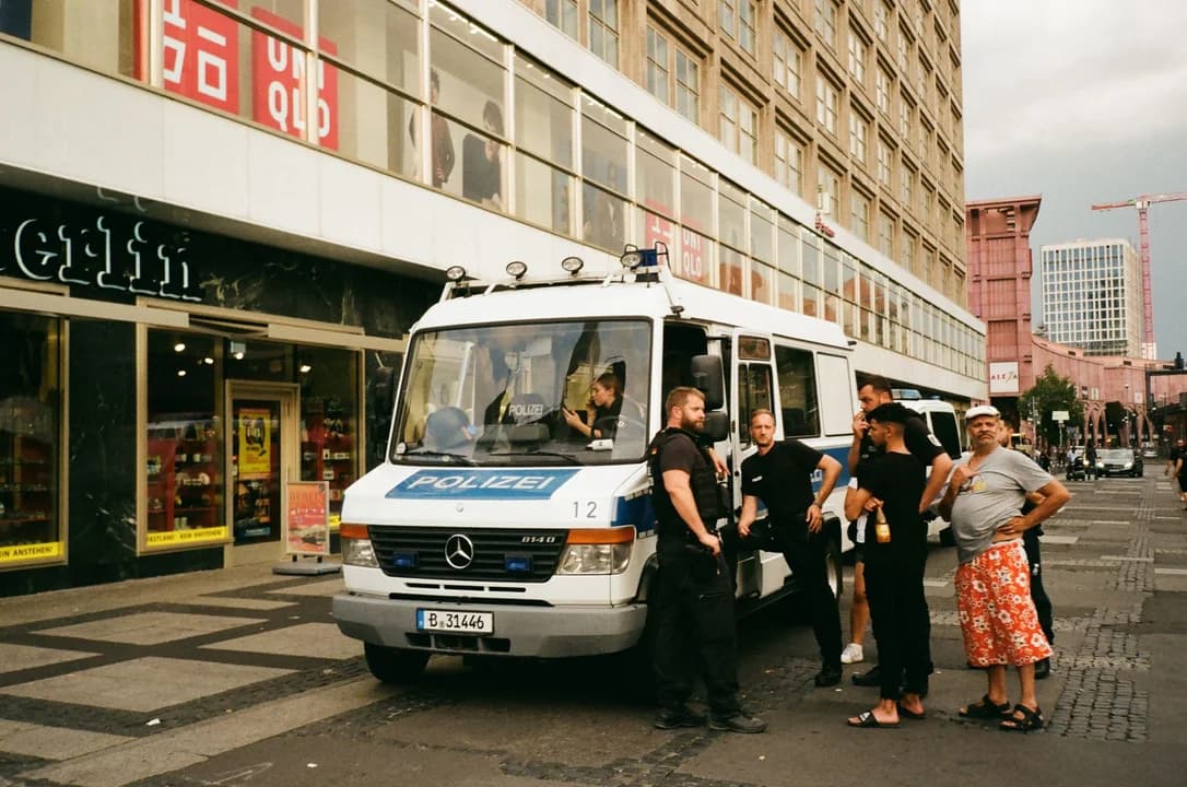 Policja prowadzi obławę w Berlinie. Sprawca ataku ma związki z islamistami.